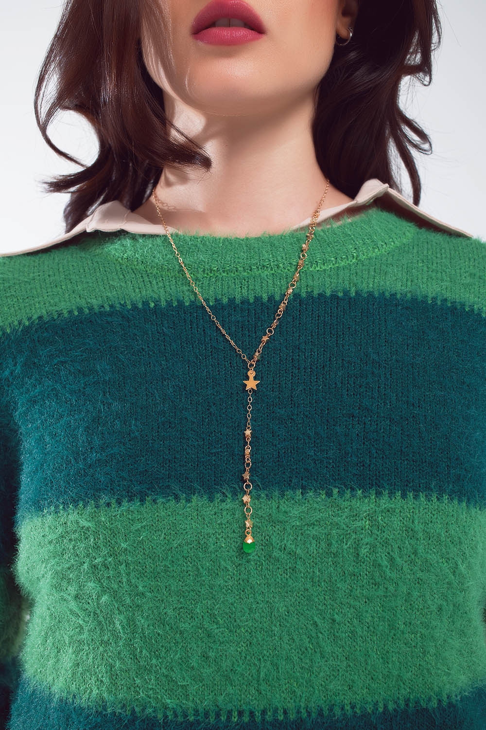 Collar dorado con estrella y cuenta verde