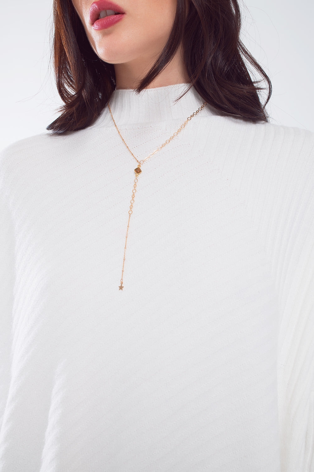 Delicado collar dorado con un colgante de estrella muy sutil y bonito