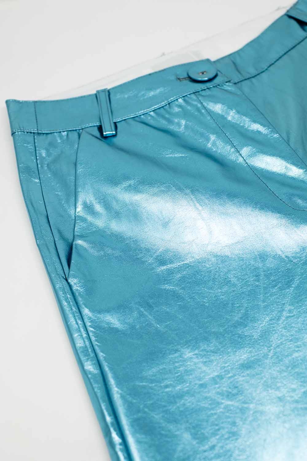 Pantalones rectos metalizados en azul Pantalones rectos metalizados en azul