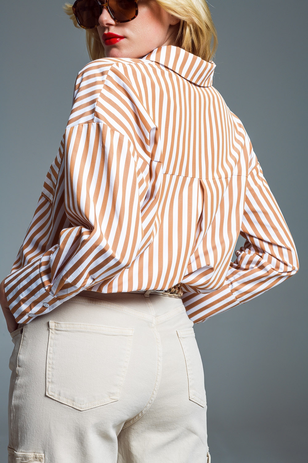Camisa relajada a rayas con bolsillo a contraste en beige Camisa relajada a rayas con bolsillo a contraste en beige