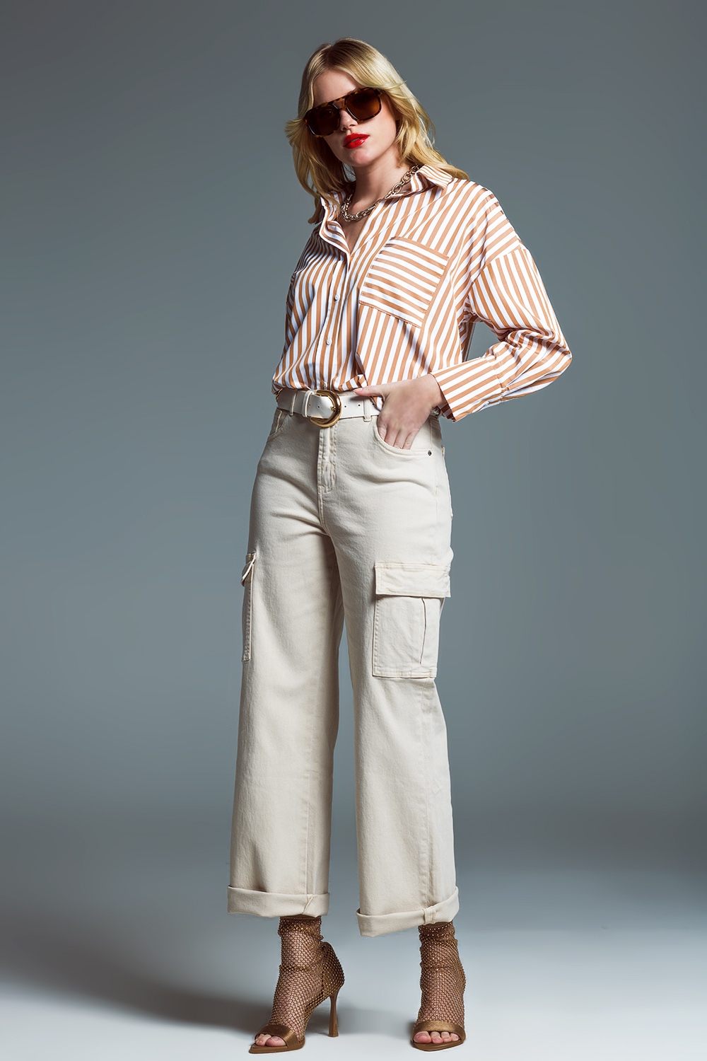 Camisa relajada a rayas con bolsillo a contraste en beige Camisa relajada a rayas con bolsillo a contraste en beige