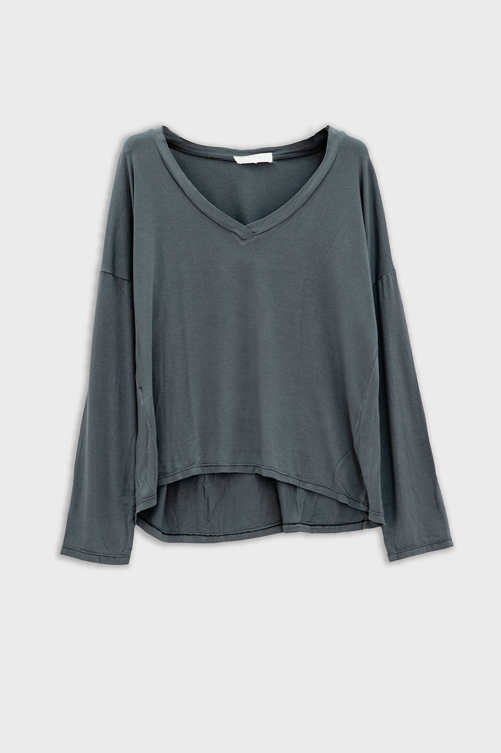 Top gris de manga larga y cuello de pico en modal