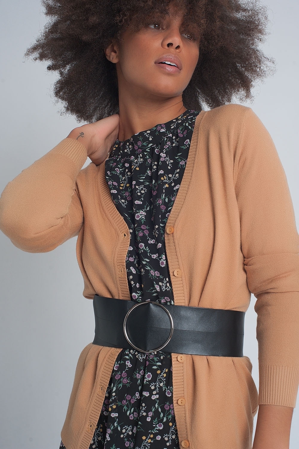 Chaqueta de punto con botones delanteros en camel Chaqueta de punto con botones delanteros en camel