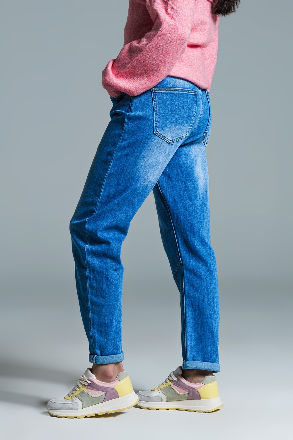 Vaqueros Basic Mom Fit en lavado medio con pinzas en las rodillas Vaqueros Basic Mom Fit en lavado medio con pinzas en las rodillas