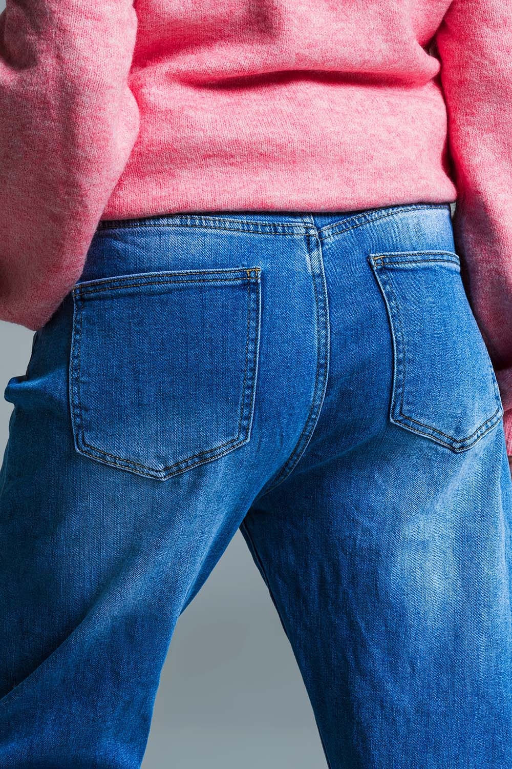 Vaqueros Basic Mom Fit en lavado medio con pinzas en las rodillas Vaqueros Basic Mom Fit en lavado medio con pinzas en las rodillas