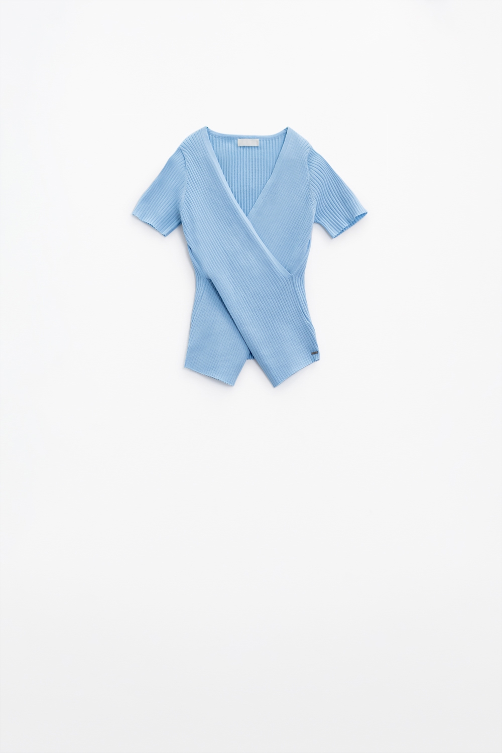 Sueter azul con la parte delantera cruzada y cuello en V Sueter azul con la parte delantera cruzada y cuello en V