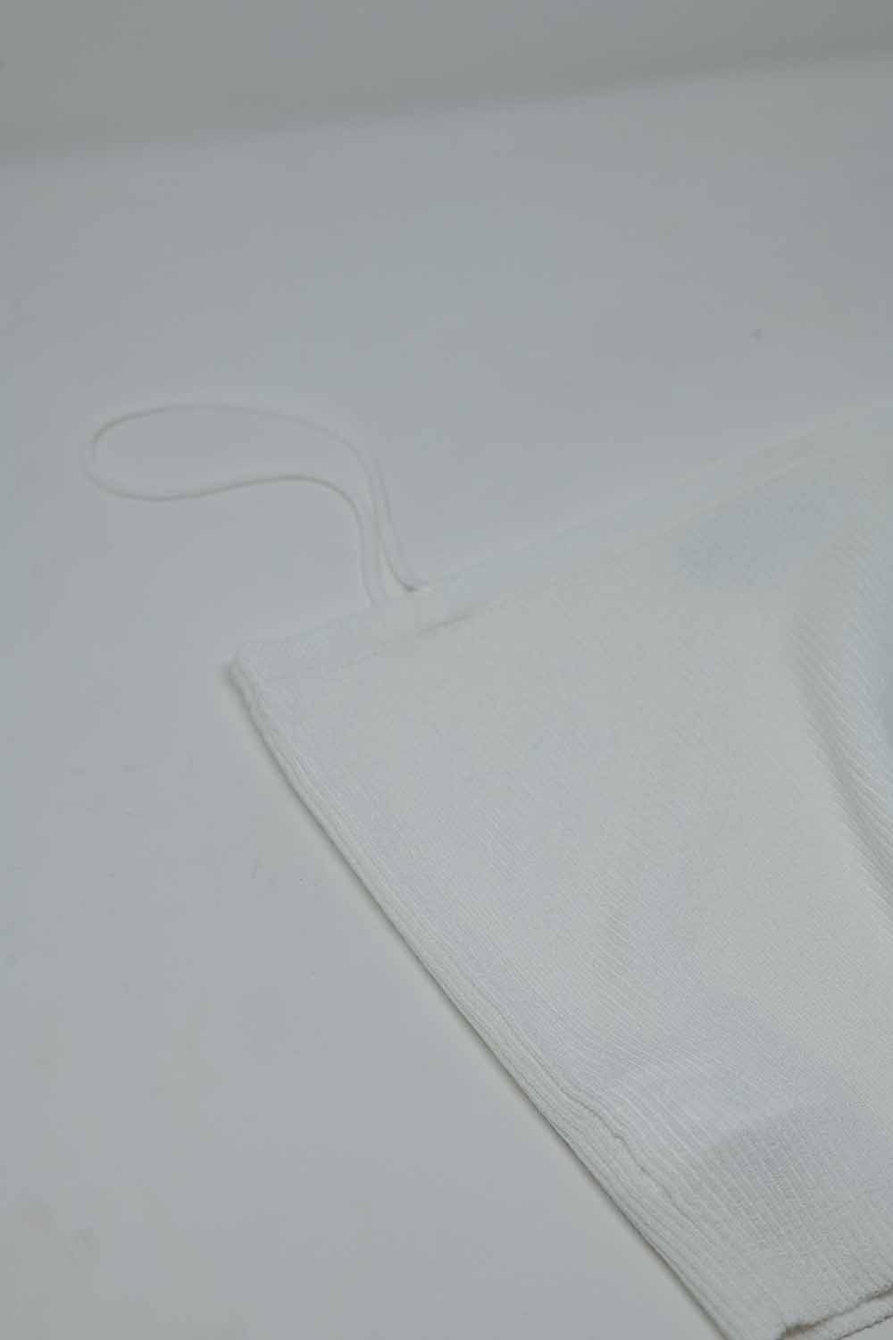 Top de punto básico blanco con tirantes finos Top de punto básico blanco con tirantes finos