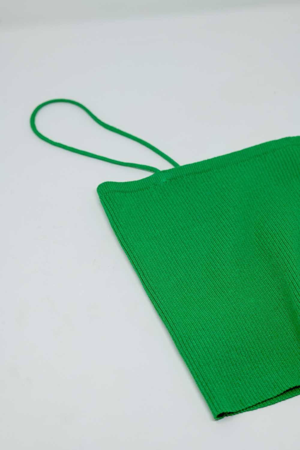 Top b&aacute;sico de punto en verde con tirantes finos