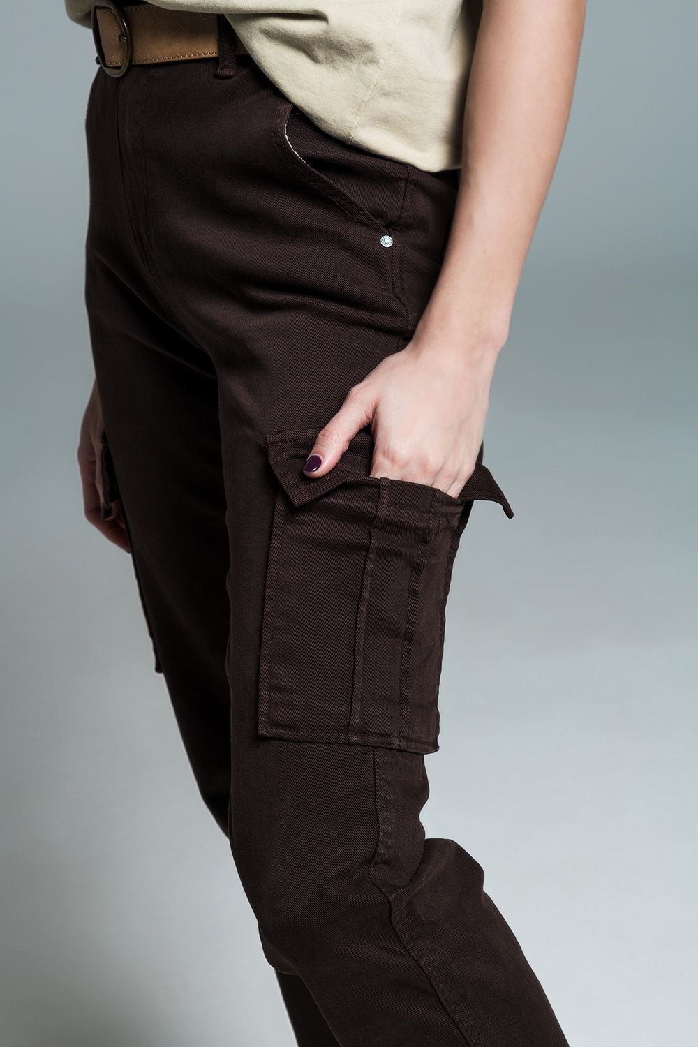 Pantalones cargo relajados en marr&oacute;n oscuro