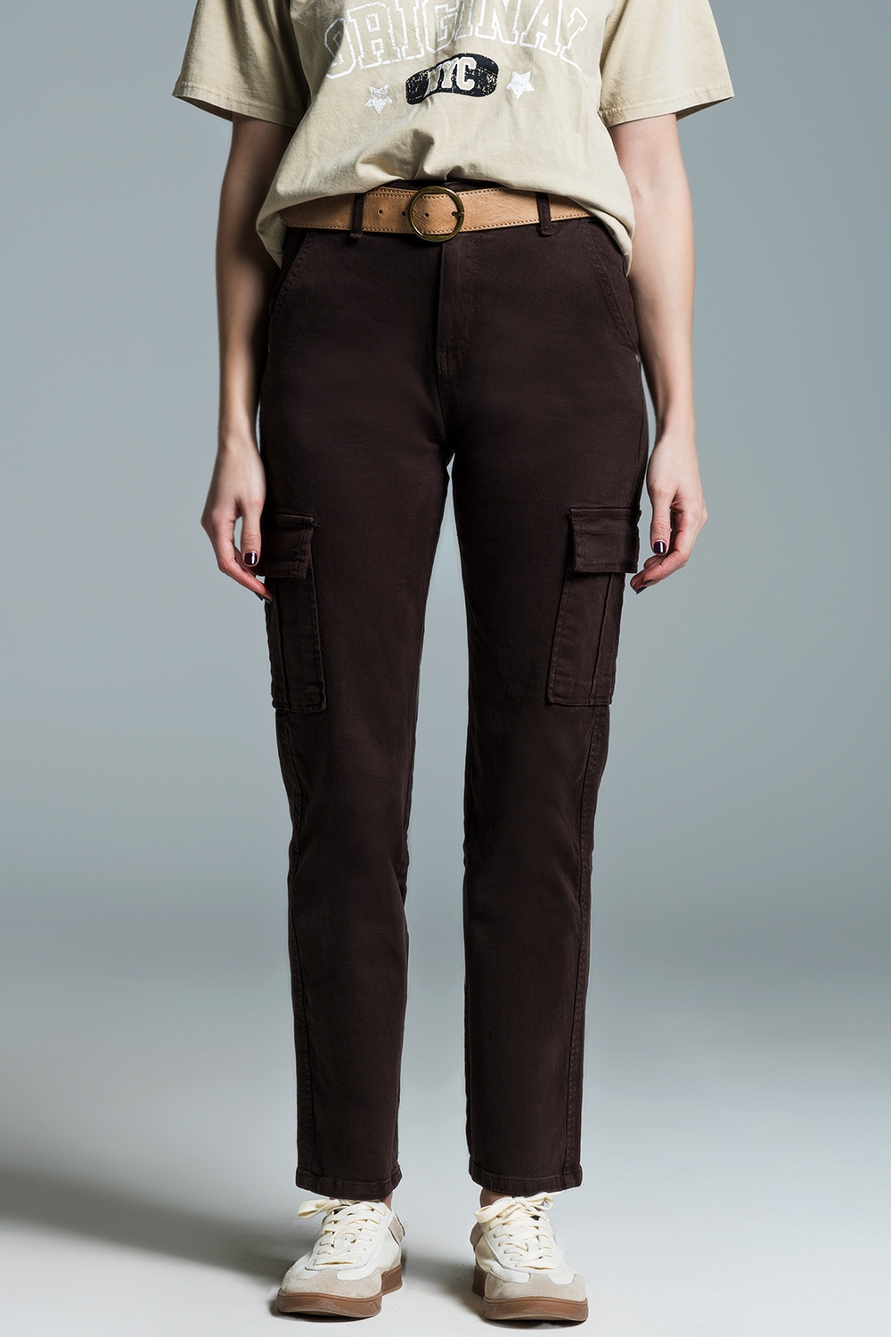 Pantalones cargo relajados en marr&oacute;n oscuro