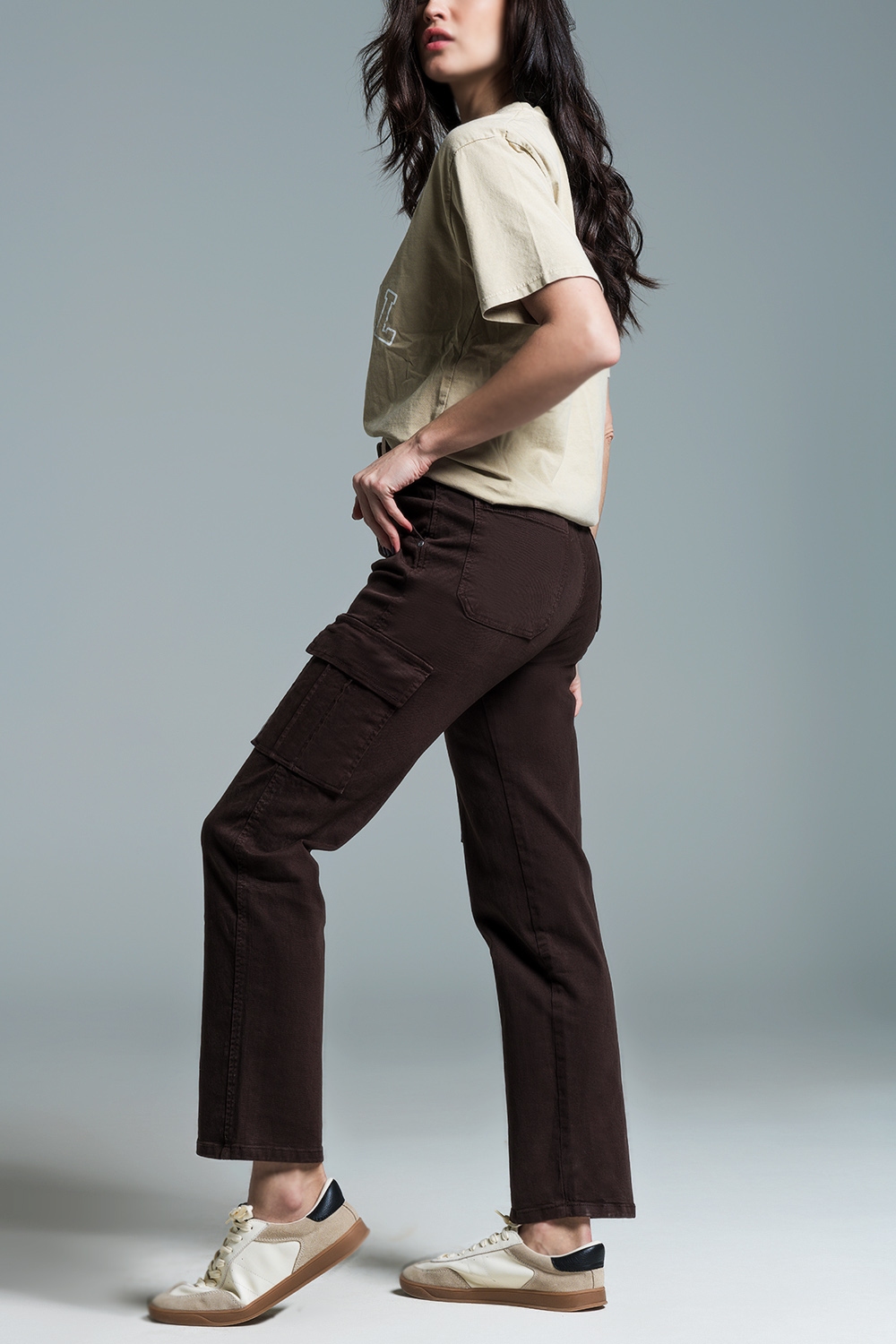 Pantalones cargo relajados en marr&oacute;n oscuro