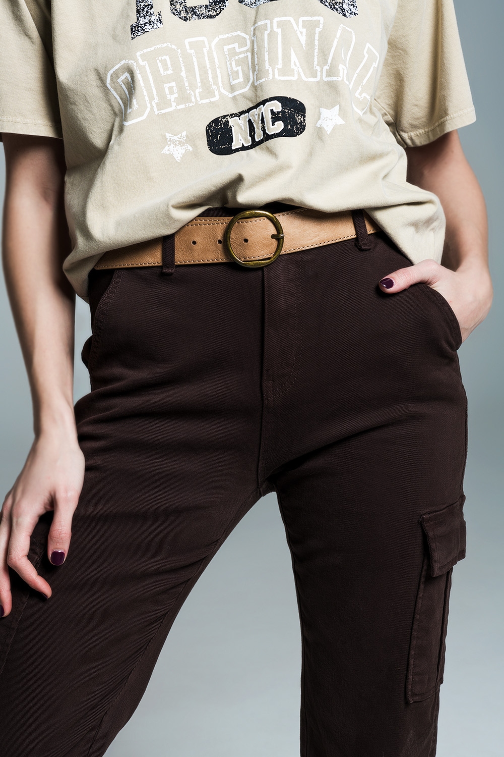 Pantalones cargo relajados en marr&oacute;n oscuro