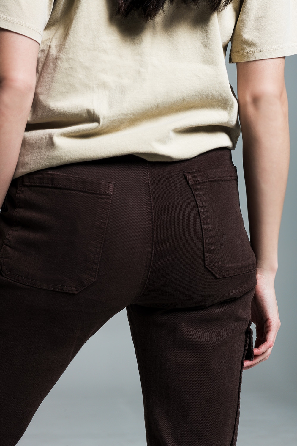Pantalones cargo relajados en marr&oacute;n oscuro
