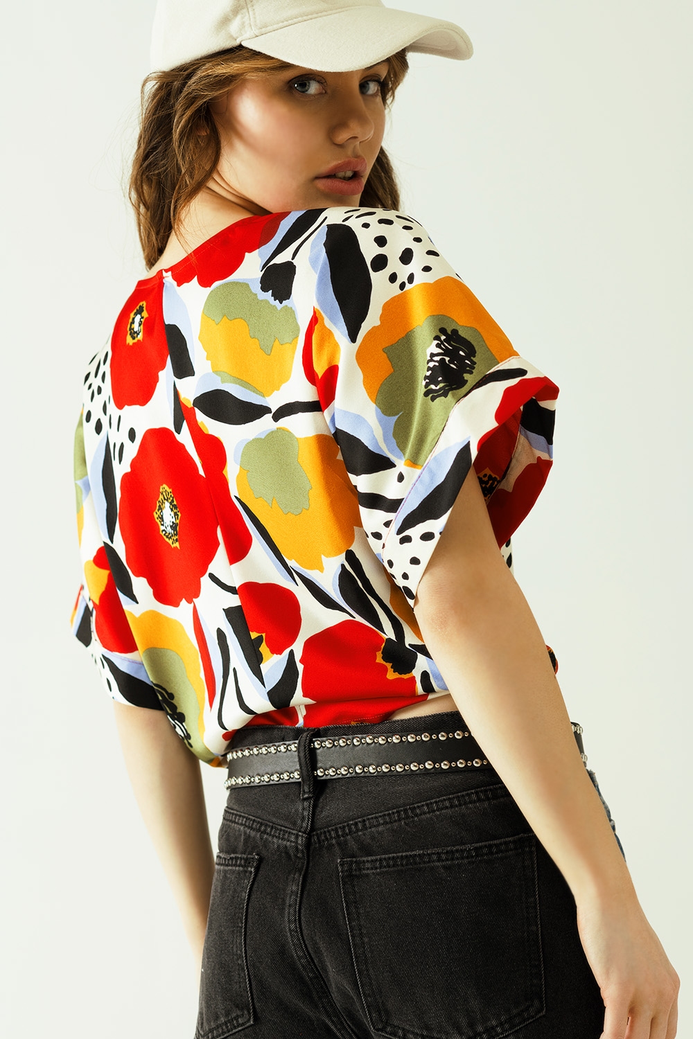 blusa blanca amplia con motivos de amapolas y manga corta blusa blanca amplia con motivos de amapolas y manga corta