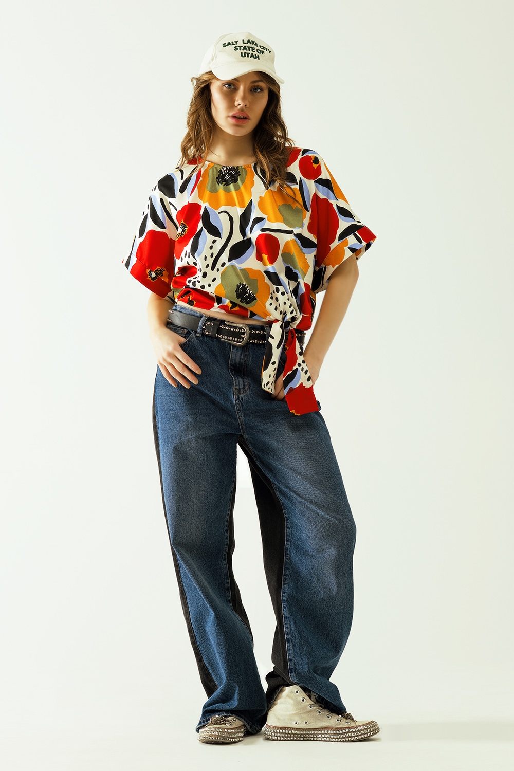 blusa blanca amplia con motivos de amapolas y manga corta blusa blanca amplia con motivos de amapolas y manga corta