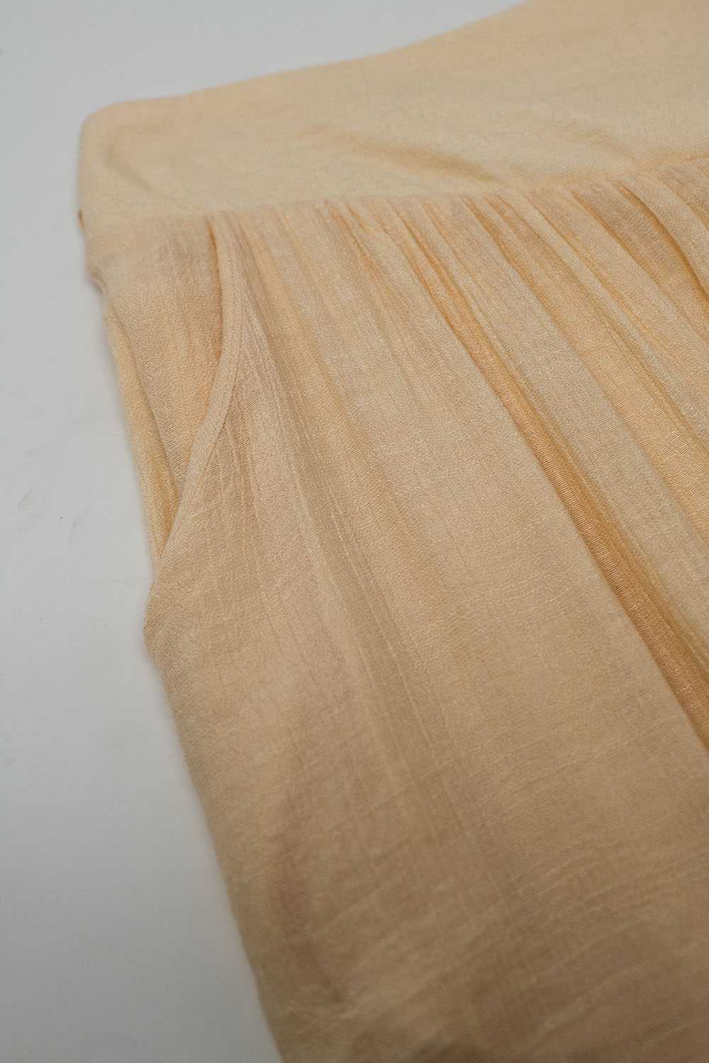 Pantalones Beige Estilo Palazzo Con Bolsillos Laterales Y Cintura Gruesa Pantalones Beige Estilo Palazzo Con Bolsillos Laterales Y Cintura Gruesa