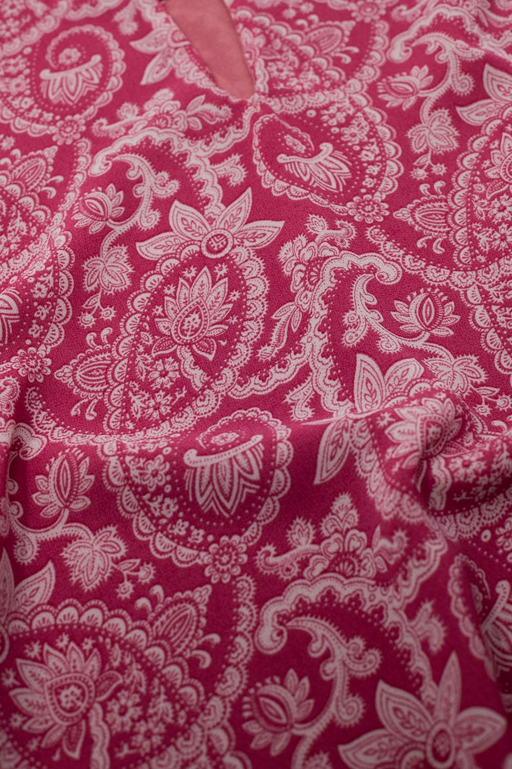 Blusa de gasa rosa con estampado floral y mangas globo largas