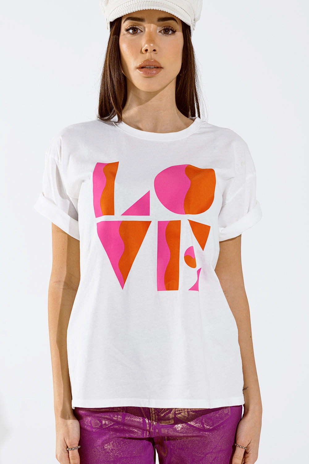Camiseta con estampado digital LOVE art deco en blanco Camiseta con estampado digital LOVE art deco en blanco