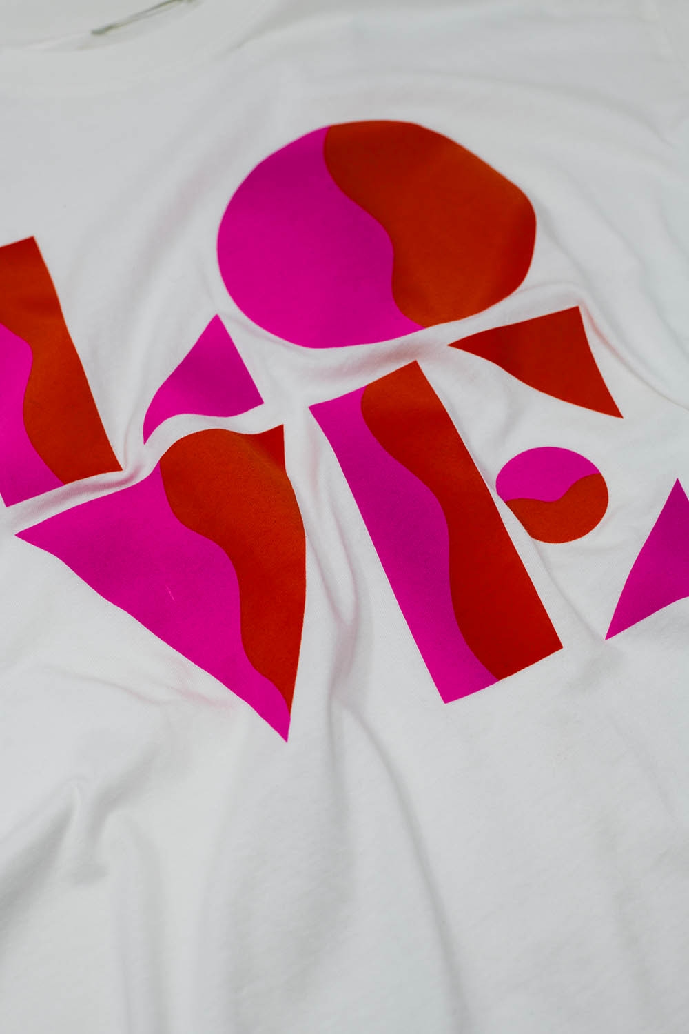 Camiseta con estampado digital LOVE art deco en blanco Camiseta con estampado digital LOVE art deco en blanco