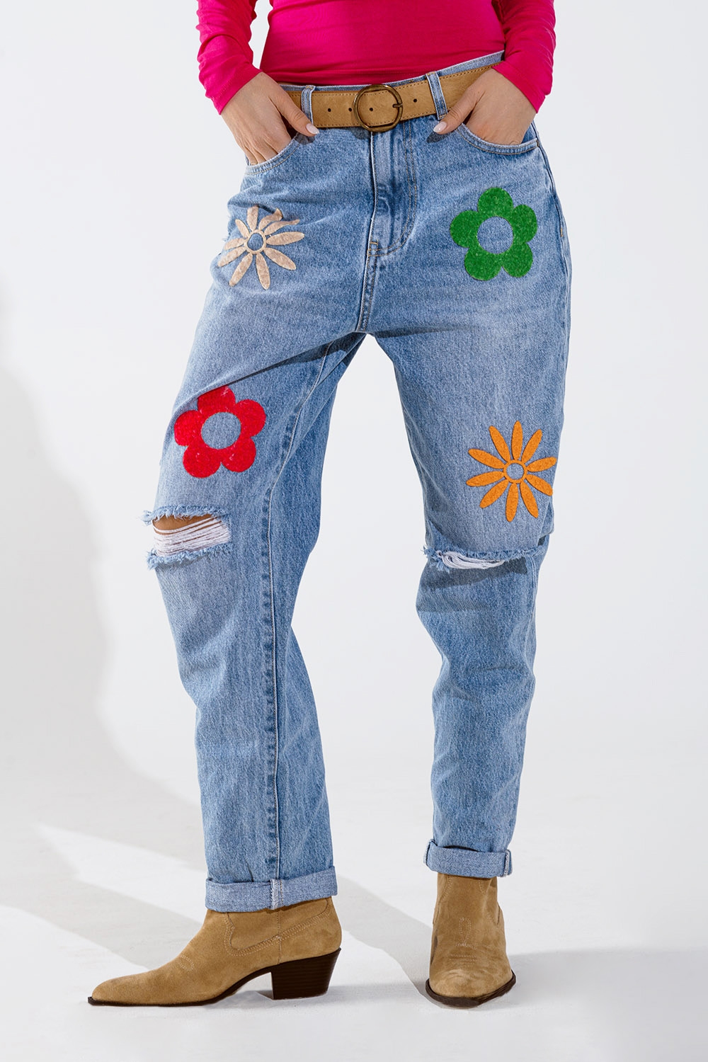 Vaqueros rectos con detalle de flores en azul lavado Vaqueros rectos con detalle de flores en azul lavado