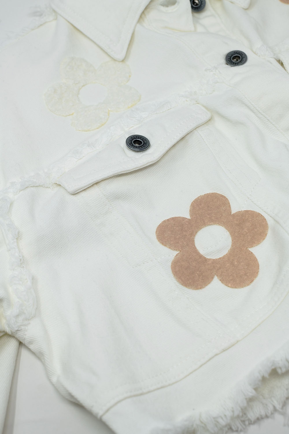 Chaqueta recortada con bolsillos en el pecho y detalles florales en rosa