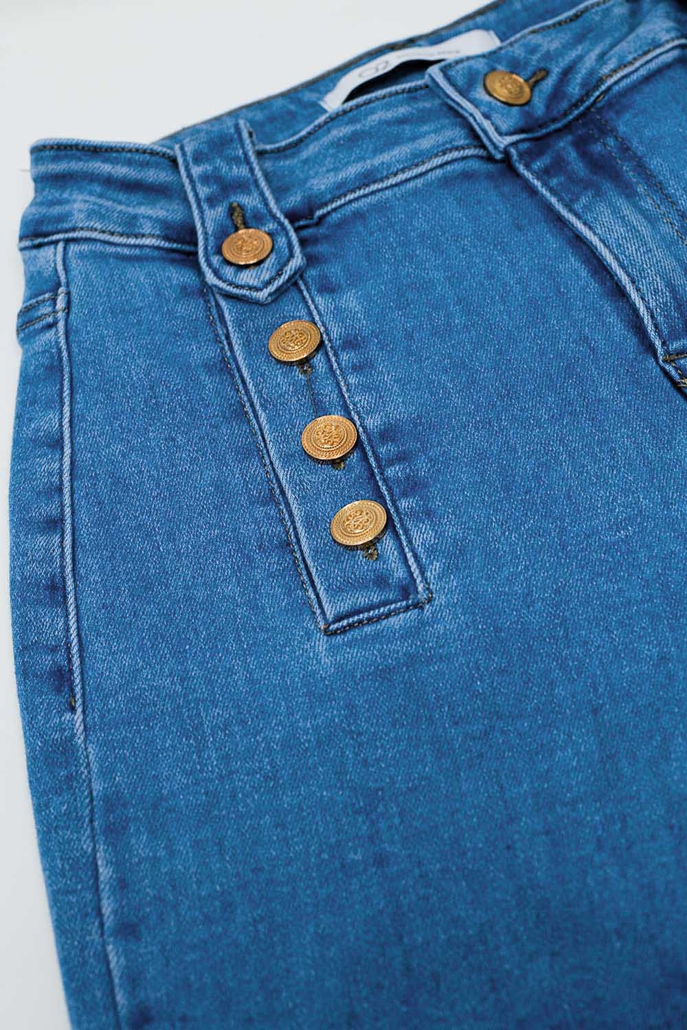 Vaqueros rectos estilo marino con detalles de botones dorados en el lateral en azul medio