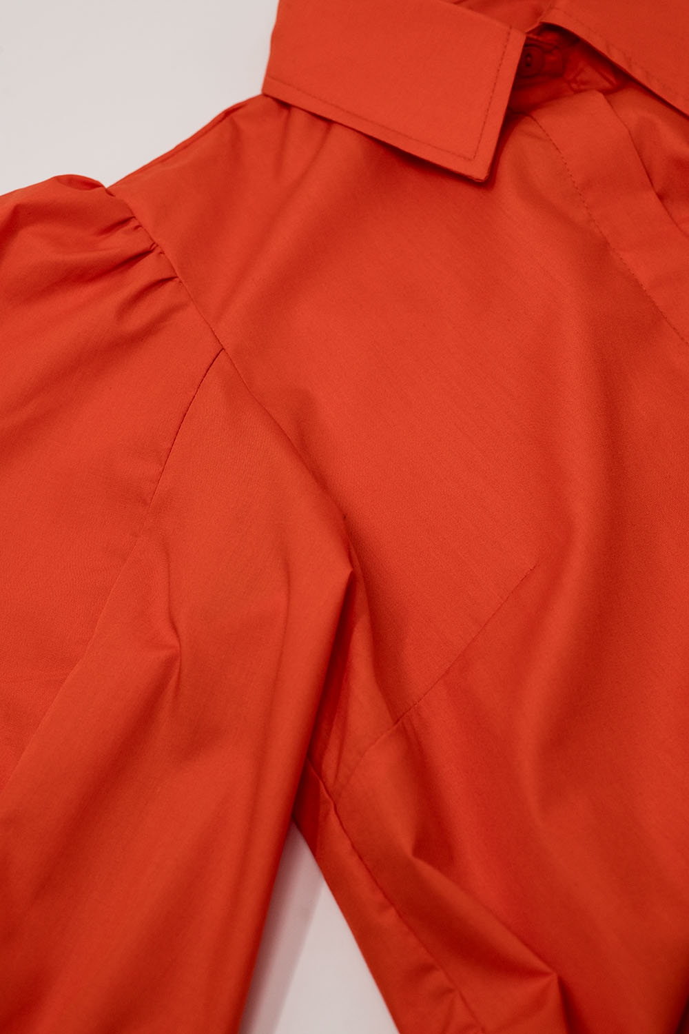 Camisa b&aacute;sica de popel&iacute;n naranja con mangas largas globo