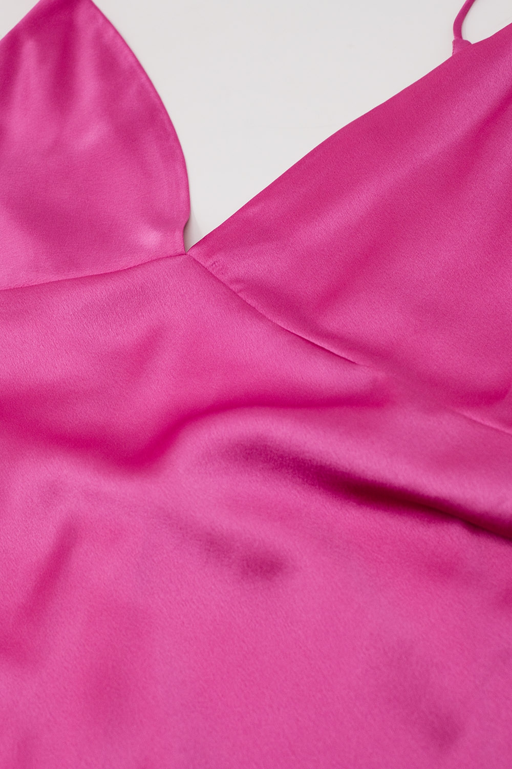 Maxivestido de sat&eacute;n con tirantes fucsia