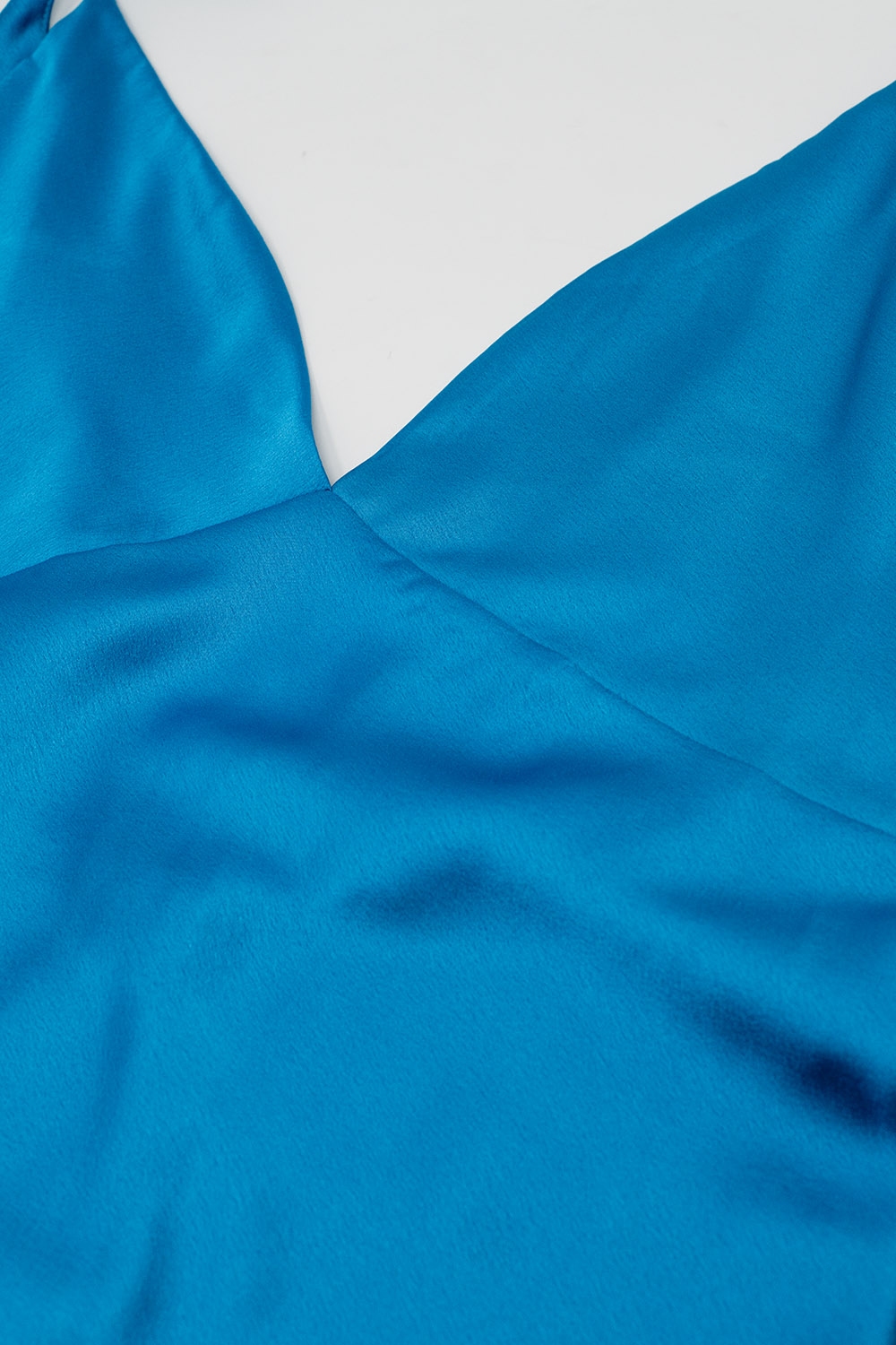 Maxivestido de satén con tirantes en azul Maxivestido de satén con tirantes en azul