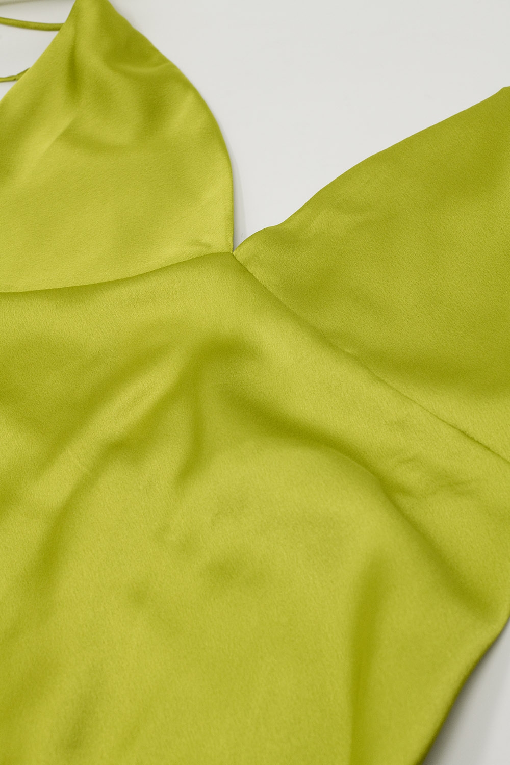 Maxivestido de satén con tirantes en verde lima Maxivestido de satén con tirantes en verde lima