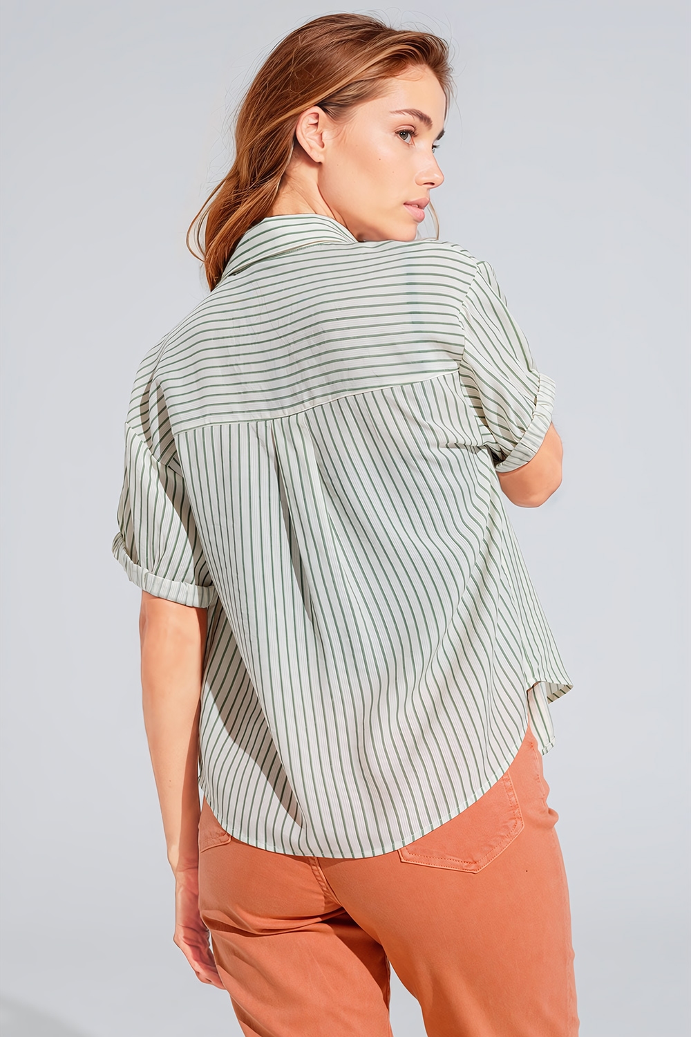 Blusa Blanca A Rayas Con Logo Love En Pecho Blusa Blanca A Rayas Con Logo Love En Pecho