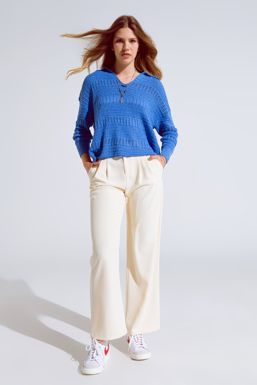 Pantalón recto con bolsillos laterales y pinzas en color crema Pantalón recto con bolsillos laterales y pinzas en color crema