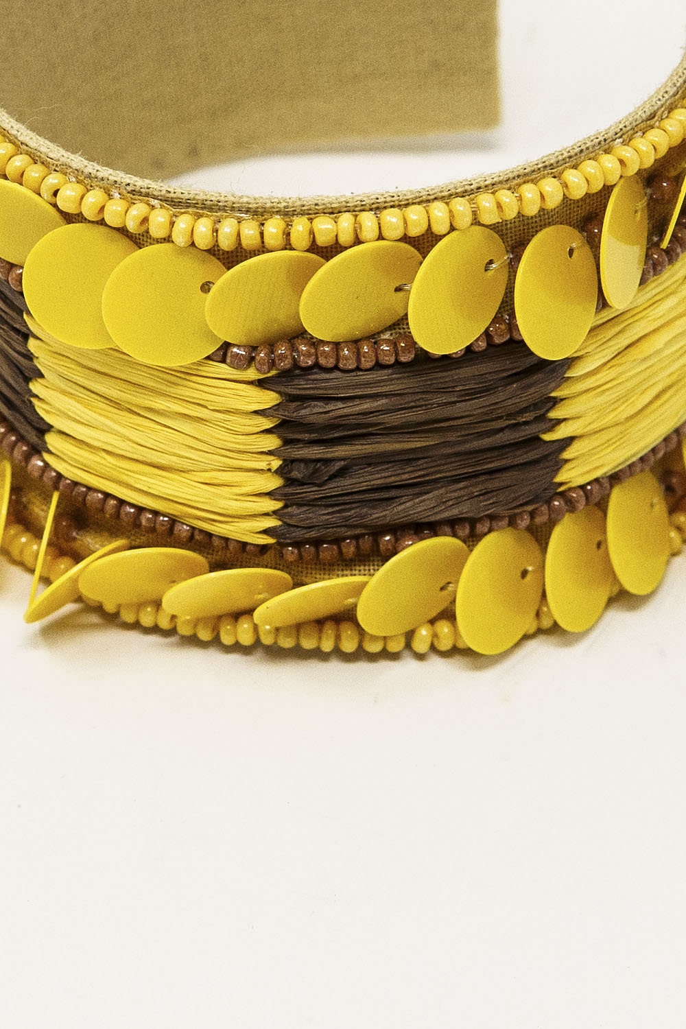 Pulsera gruesa abierta amarilla y marr&oacute;n con detalles de cuentas amarillas