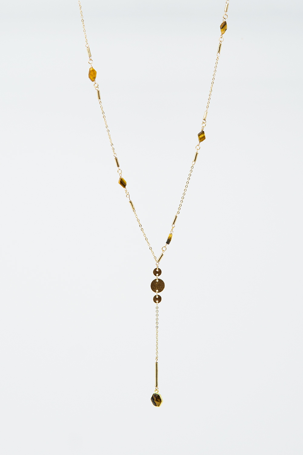 Collar dorado con detalle de piedra y colgante