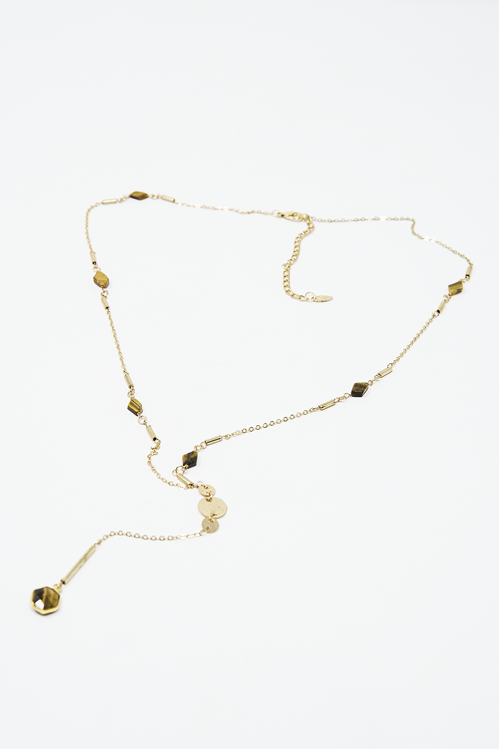 Collar dorado con detalle de piedra y colgante