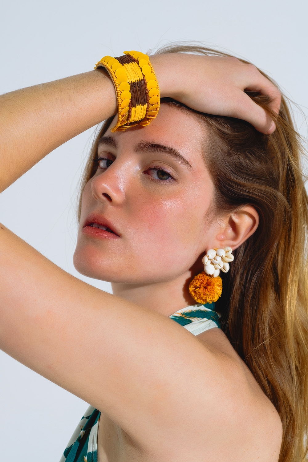 Pulsera gruesa abierta amarilla y marr&oacute;n con detalles de cuentas amarillas