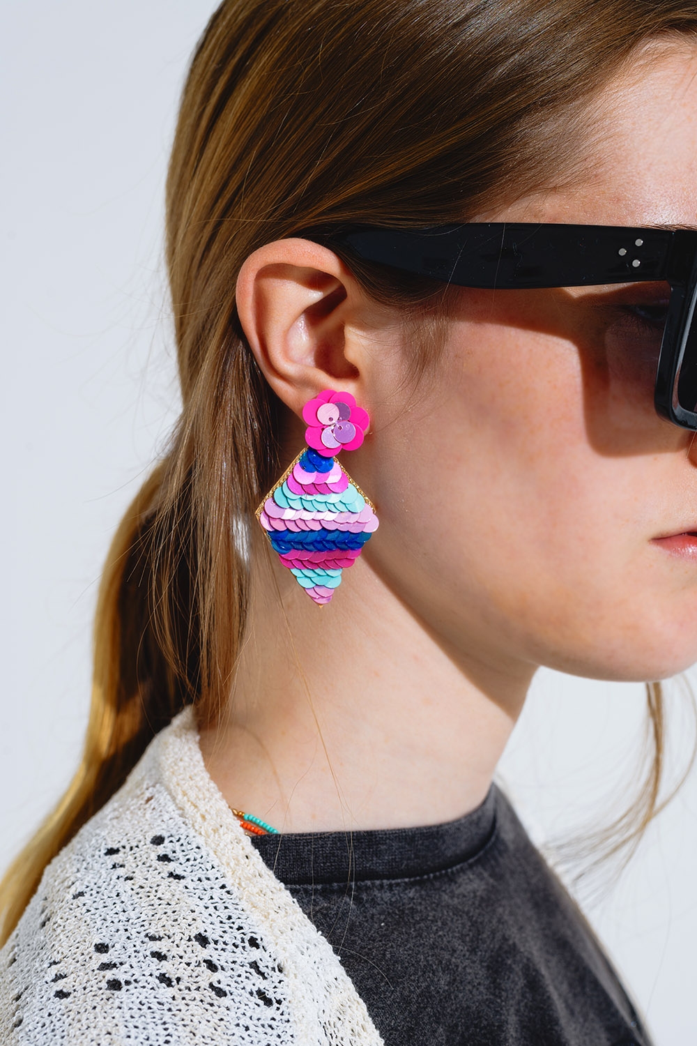 Pendientes en forma de diamante con detalles de lentejuelas multicolores.