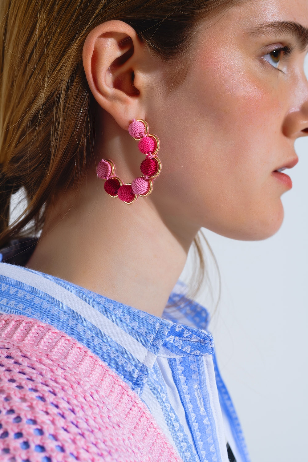 Pendiente de aro de oro con esferas de lana en rosa y fucsia
