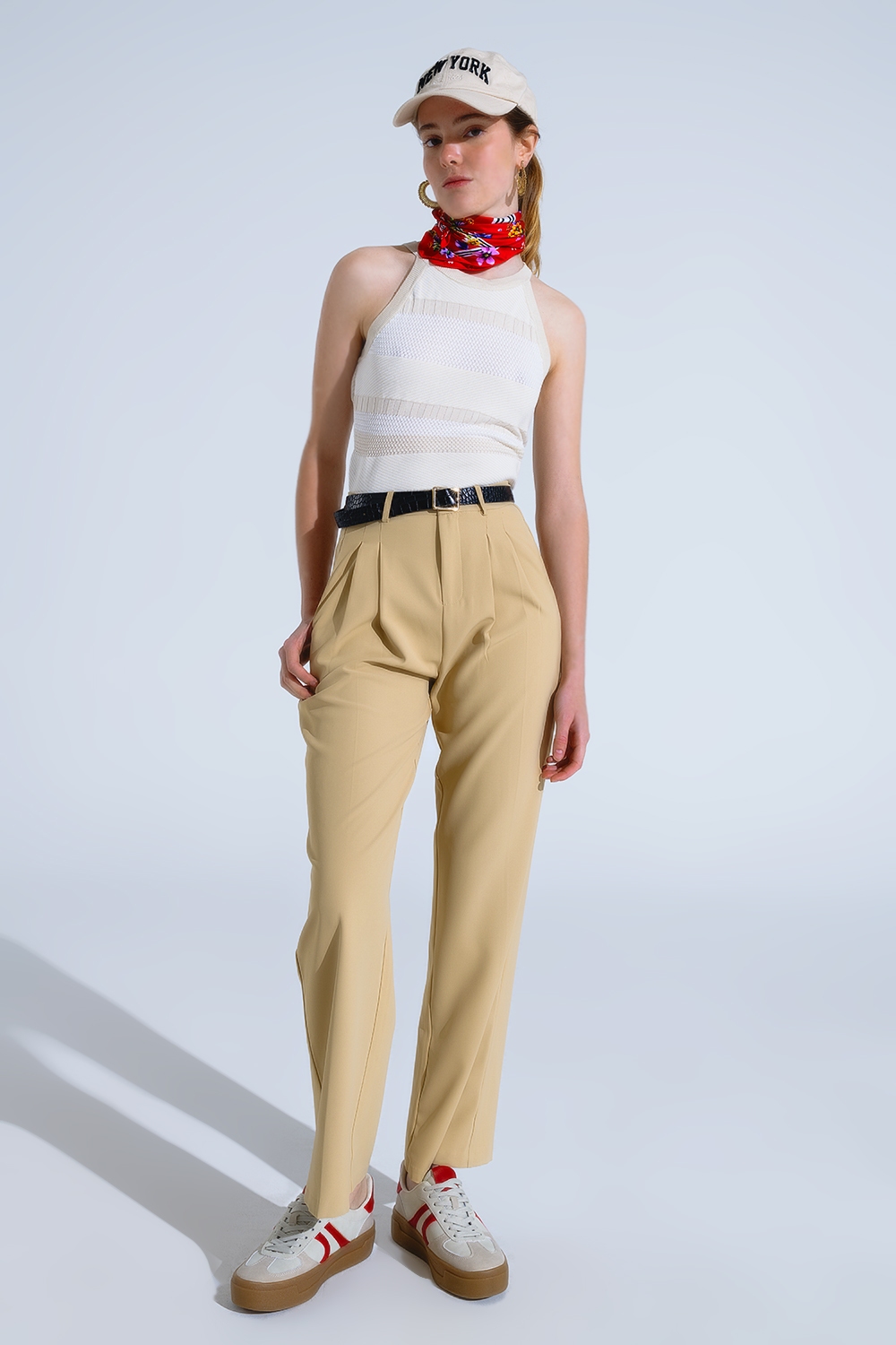 Pantalón recto con bolsillos laterales y pinzas en Beige Pantalón recto con bolsillos laterales y pinzas en Beige