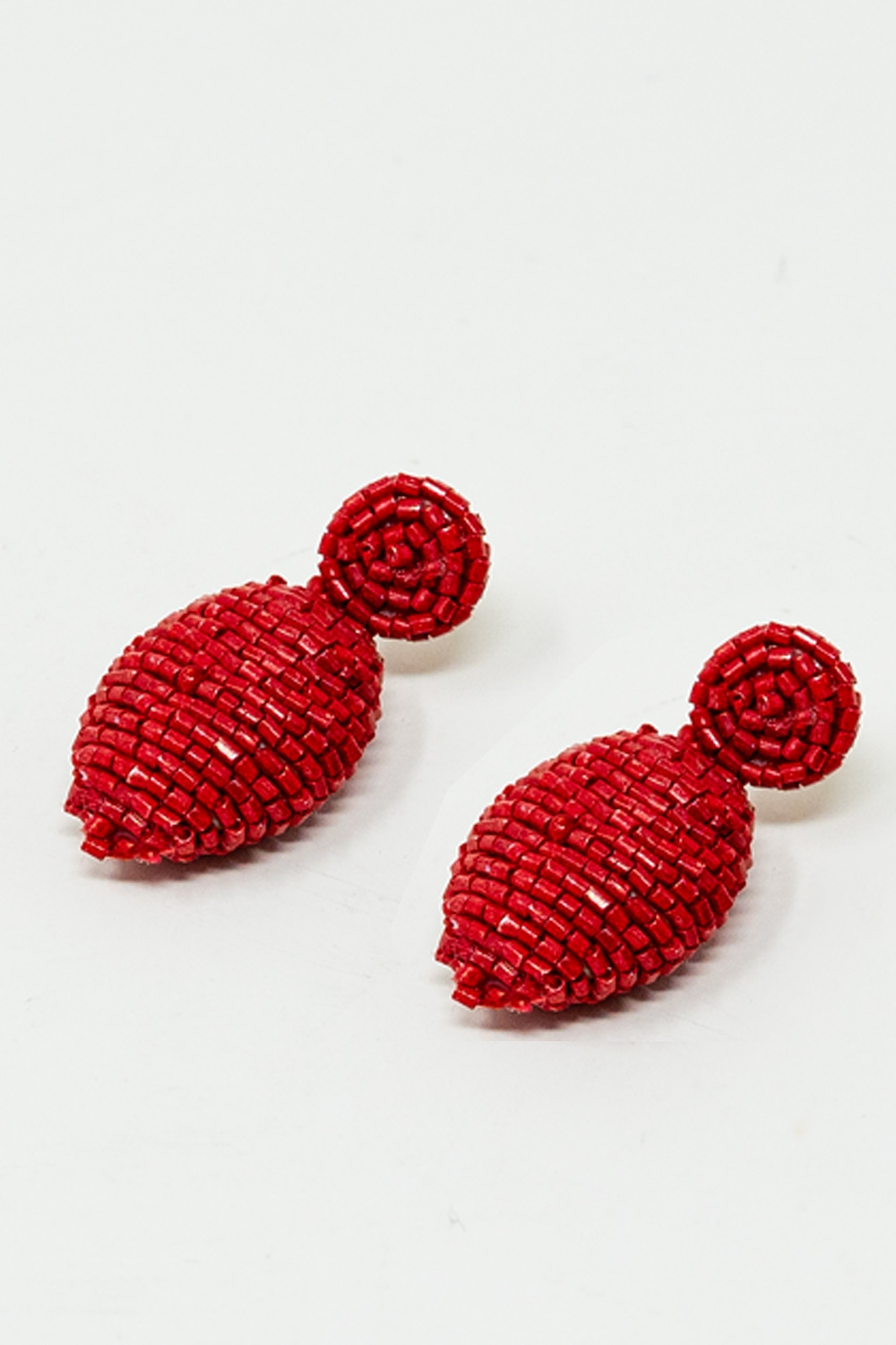 Pendientes de cuentas ovaladas en rojo