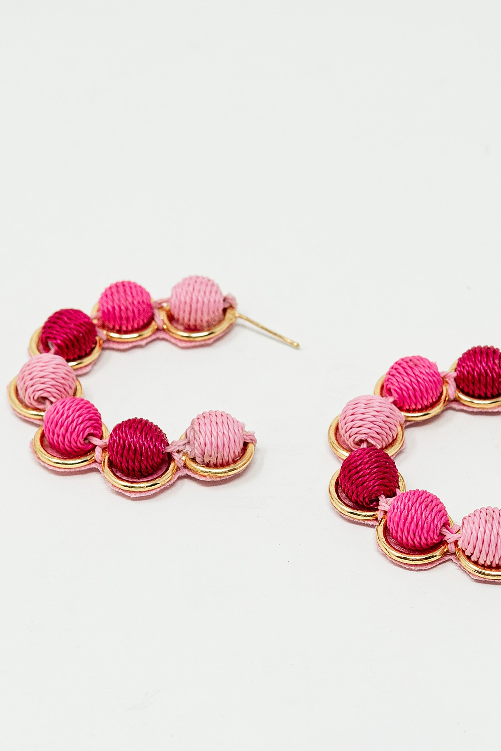 Pendiente de aro de oro con esferas de lana en rosa y fucsia
