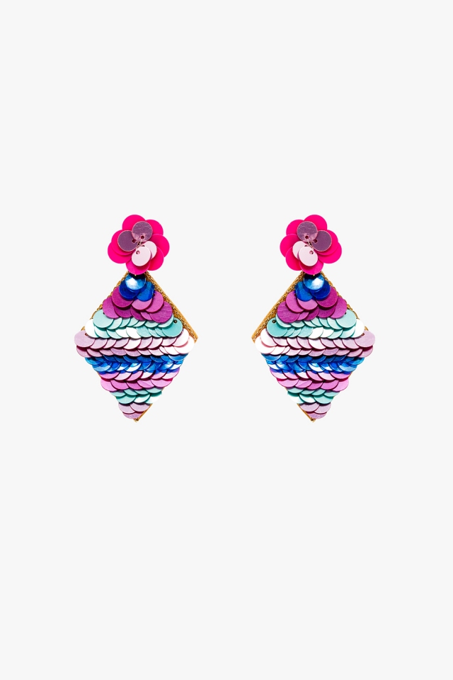 Pendientes en forma de diamante con detalles de lentejuelas multicolores.