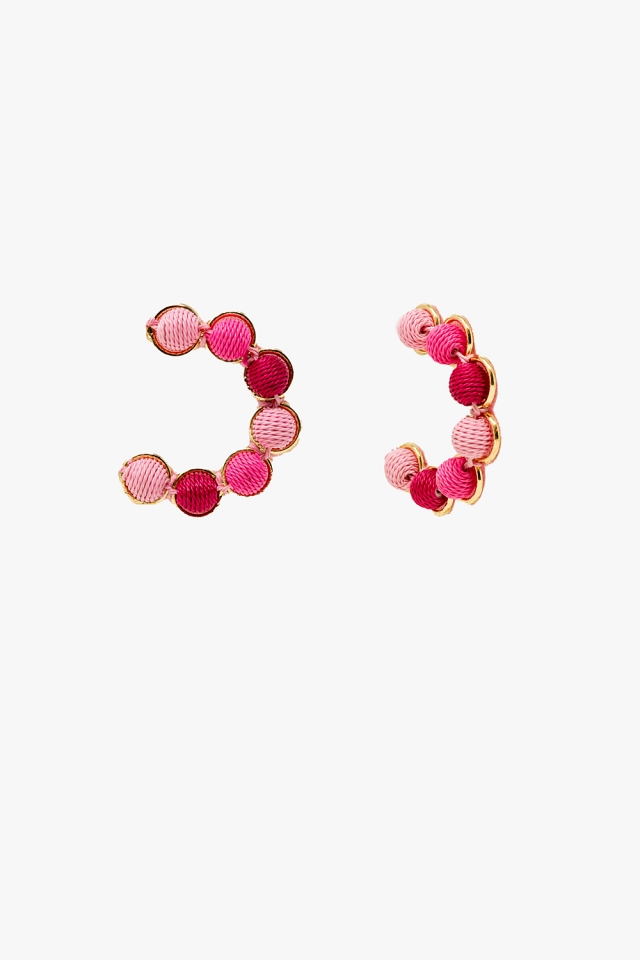 Pendiente de aro de oro con esferas de lana en rosa y fucsia