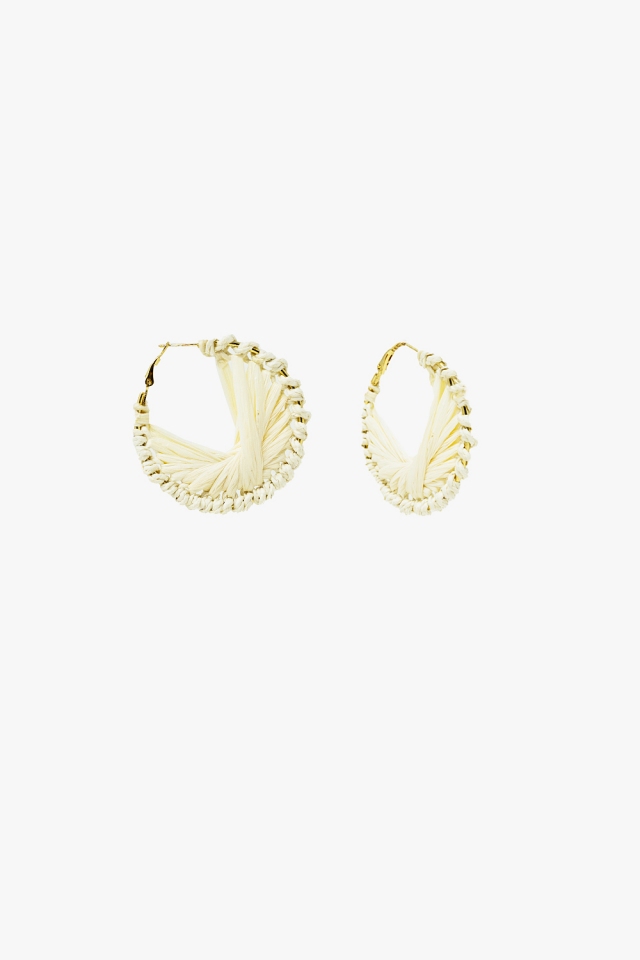 Pendientes Tejidos Redondos Crema Con Motivo Entrelazado