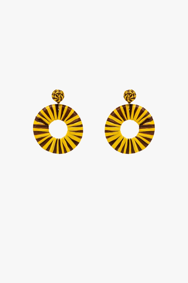 Pendientes de tejido con gotas marrones y amarillas