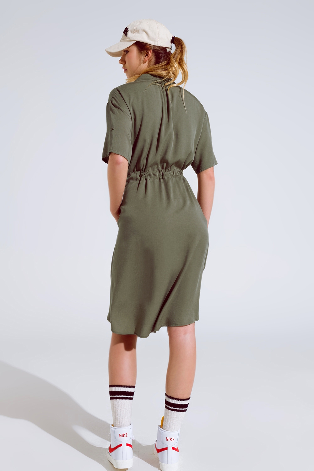 Vestido fluido abotonado con cintur&oacute;n y bolsillos laterales