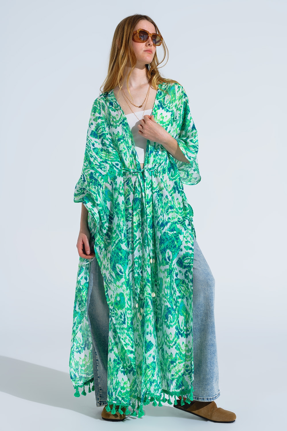 Kimono largo verde con cierre de cordón en estampado tribal Kimono largo verde con cierre de cordón en estampado tribal