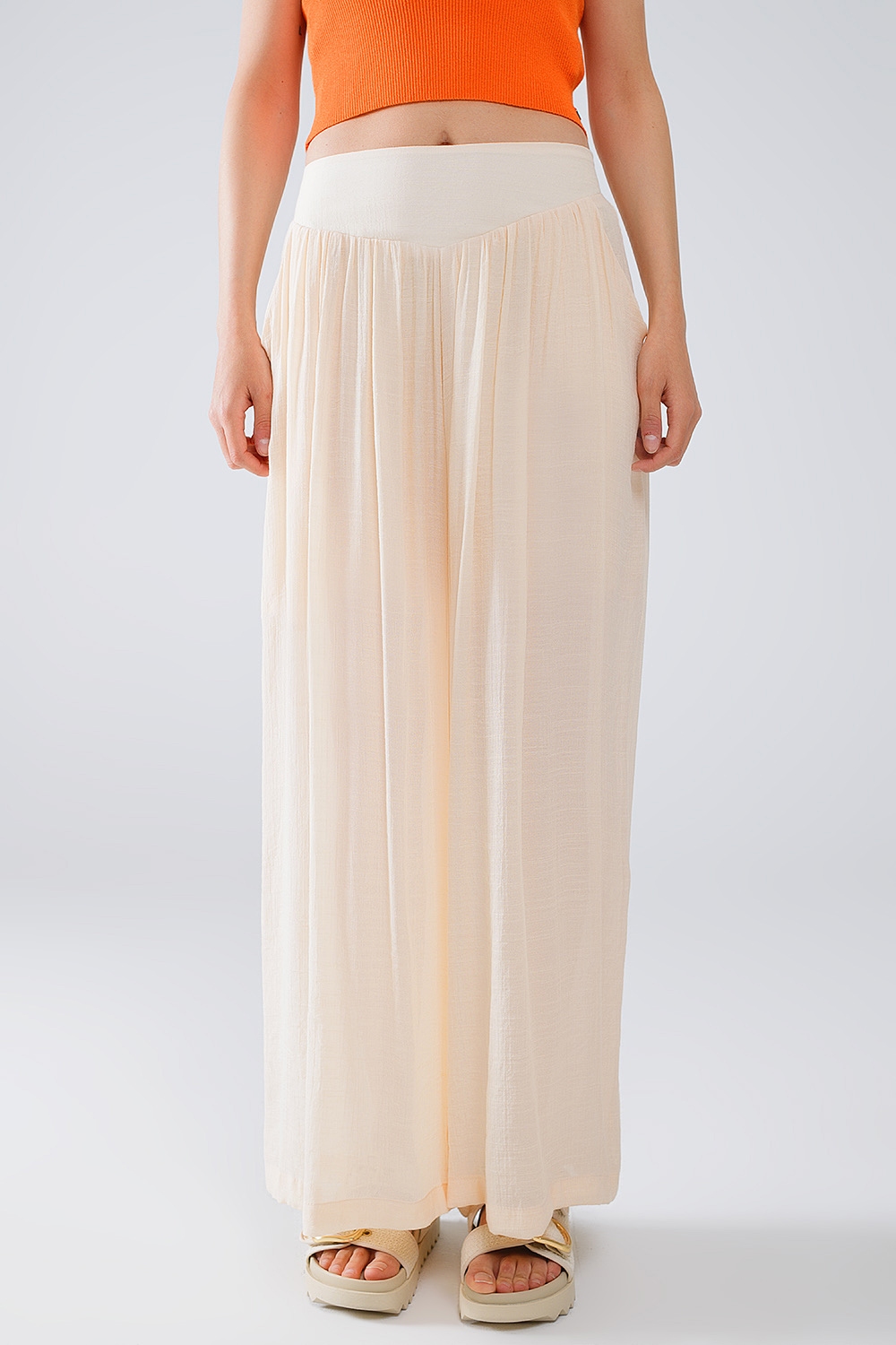 Pantalones Beige Estilo Palazzo Con Bolsillos Laterales Y Cintura Gruesa Pantalones Beige Estilo Palazzo Con Bolsillos Laterales Y Cintura Gruesa