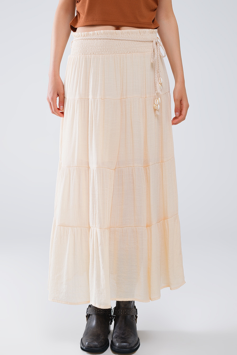 Maxifalda de tirantes en beige con cintura elástica y detalles de concha Maxifalda de tirantes en beige con cintura elástica y detalles de concha