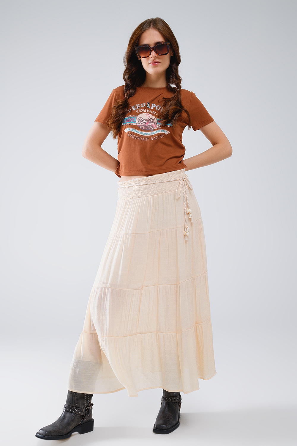 Maxifalda de tirantes en beige con cintura elástica y detalles de concha Maxifalda de tirantes en beige con cintura elástica y detalles de concha